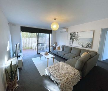 SPACIOUS AND BRIGHT TWO BEDROOM APARTMENT - Photo 6
