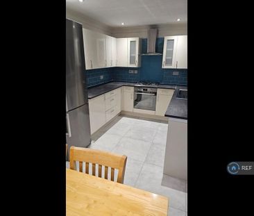 3 bedroom end of terrace house to rent - Photo 4