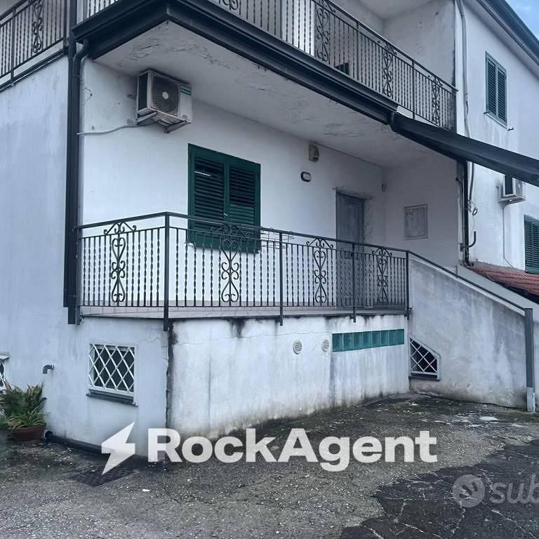 Villa di 65 m² con 2 locali a Angri - Photo 1