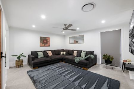 Three Bedroom Family Home - Photo 4