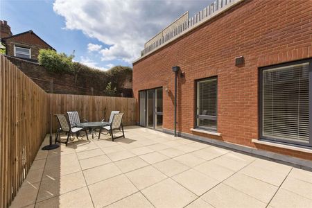 A luxury two bedroom apartment set in central Guildford. - Photo 2