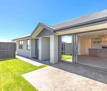 Three Bedroom Beauty! - Photo 3