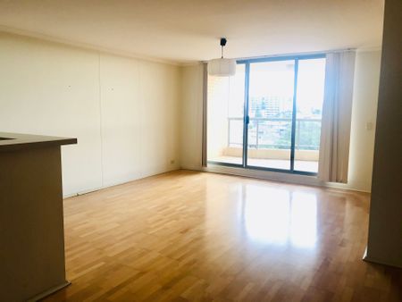 Two bedroom apartment in ultra convenient location - Photo 2