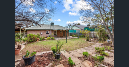 Charming 3-Bedroom Home with Expansive Backyard - Photo 4