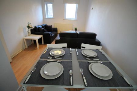 3 bedroom flat to rent - Photo 3