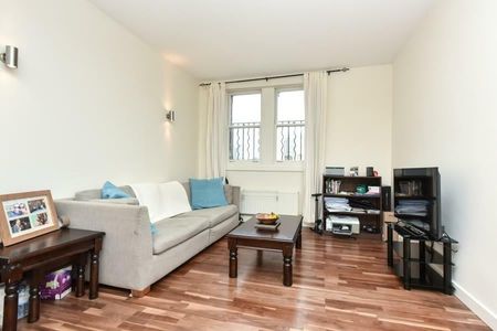 1 Bed Flat, London, SW11 - Photo 2