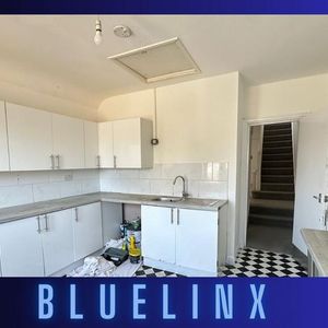 1 bedroom in a flat share to rent - Photo 2