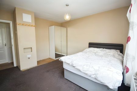 Terraced House to rent - Holburne Road, London, SE3 - Photo 2