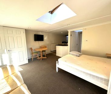 Flat to rent on - Photo 2