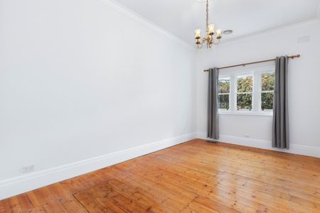 SPACIOUS FOUR TO FIVE BEDROOM FAMILY HOME IN PRIME BRIGHTON LOCATION. - Photo 4