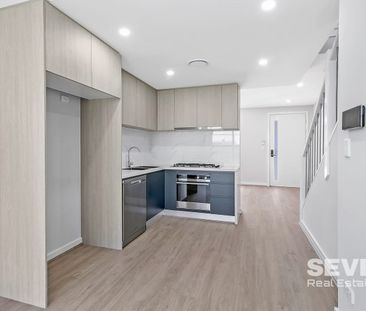 THREE BEDROOM TOWNHOUSE - Photo 1