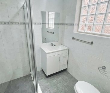 WELL PRESENTED GROUND FLOOR 2 BEDROOM UNIT! - Photo 2