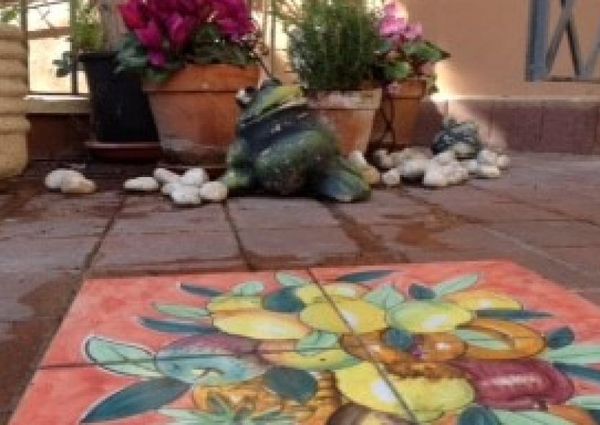 Trastevere-Terrace: 45sqm. Charming studio loft. Entrance, living room, separate kitchen, renovated bath, sleeping loft, large private terrace. Sunny, silent. Ref. 692