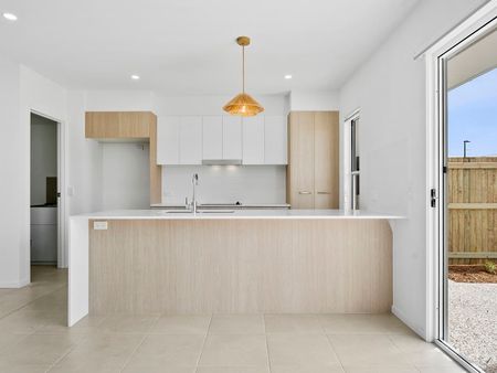 Contemporary Coastal Living with Private Courtyard - Photo 3