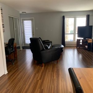 GRAND 4 1/2 dans un triplex - Photo 2