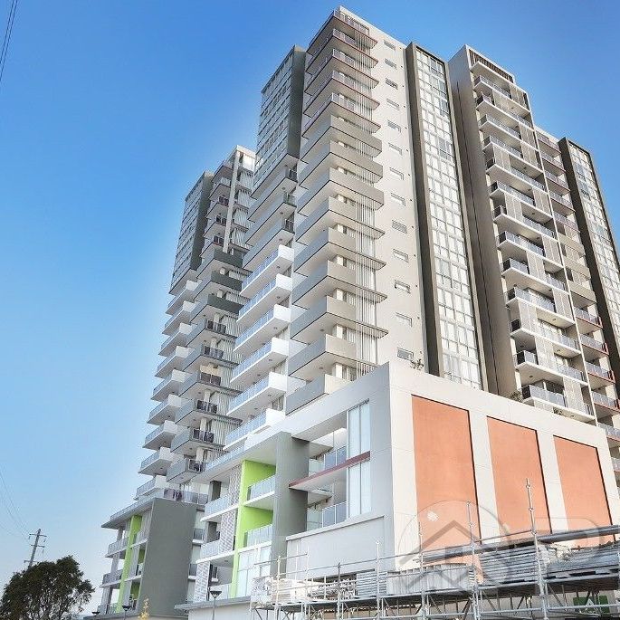 Two Beds Plus A Study Room, Great Location 2 minutes away from station, next to shopping center - Photo 1
