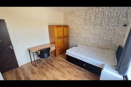 4 Bed Terraced House, Boundary Road, LE2 - Photo 3