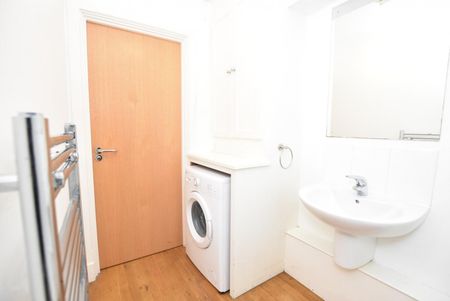 1 bedroom Flat To Let - Photo 2
