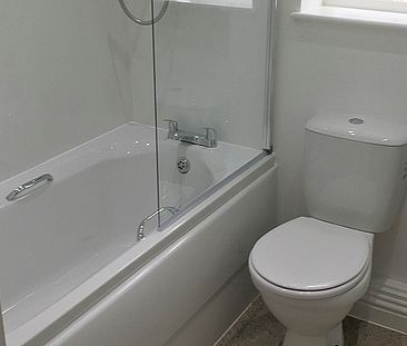 All En Suite Renovated Three Bedroom Student Property - Photo 2