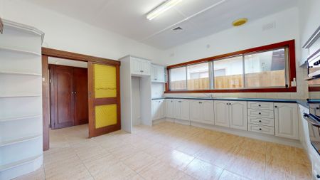 HUGE FAMILY HOME IN EXCELLENT LOCATION - Photo 4