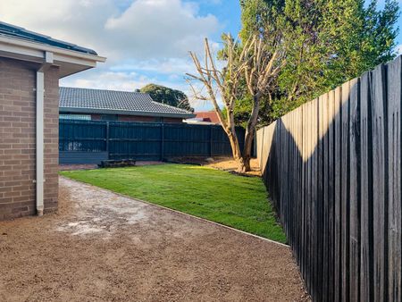 4 Parnell Crescent, Gladstone Park VIC 3043 - Photo 2