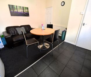 2 bedroom House in Hyde Park, Leeds - Photo 2