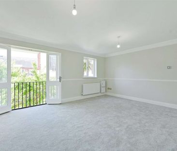 A bright and well-presented family home with brand new bathrooms an... - Photo 2