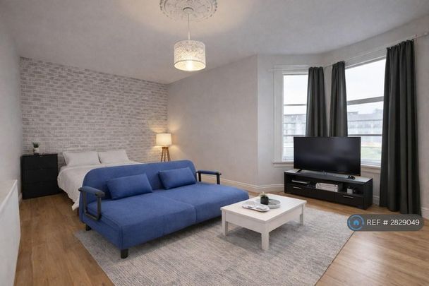 1 bedroom in a flat share to rent - Photo 1