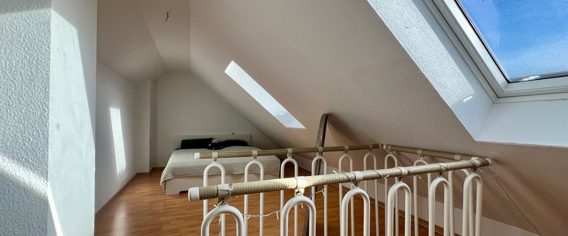 Schönes 2-Zimmer-Maisonette-Apartment im Dachgeschoss mit Dusche & Einbauküche. Stellplatz möglich! - Photo 1