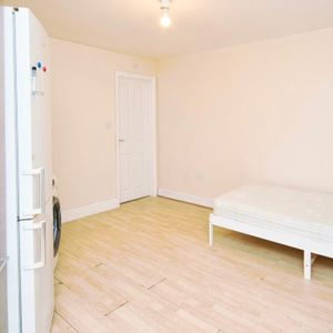 Studio Flat, Beccles Drive, IG11 - Photo 2