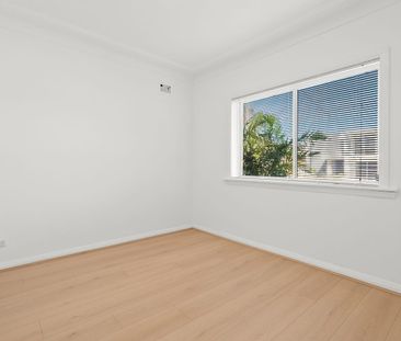 Spacious Home On A Quiet Leafy Street - Photo 2
