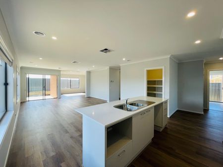 Family Home in Grand Central Tarneit! - Photo 3