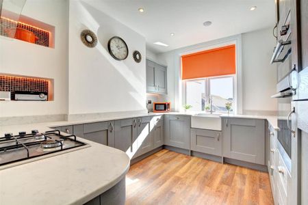 4 bedroom flat to rent - Photo 2