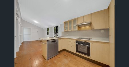 CHARMING QUEENSLANDER CLOSE TO CBD - Photo 2