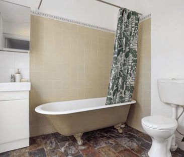 A refined 2 bed residence boasting character & prime location - Photo 6