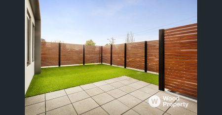Ground Floor Apartment with Huge Courtyard - Photo 3