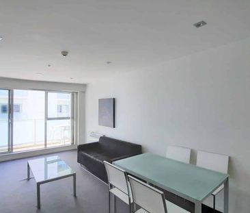 Spacious 2 Bedroom with Balcony - Photo 3