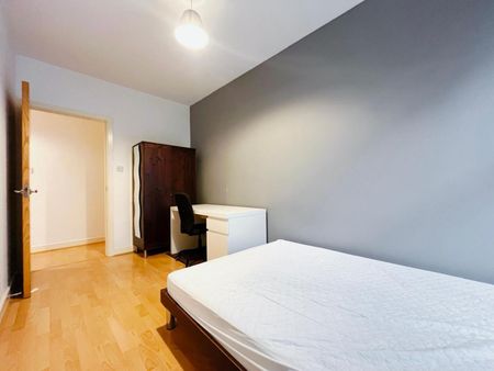 2 bedroom Flat To Let - Photo 5