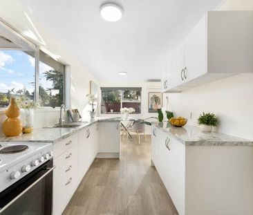 3 bedrooms sunny house at Summerland School zone - Photo 1