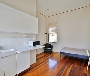 Semi-Furnished - Air Con - GREAT LOCATION - Photo 3