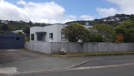 2 Bedroom Sunny Art Deco Style in Paparangi - Photo 3
