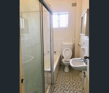 Tidy 2 Bedroom Top Floor Apartment - Photo 2