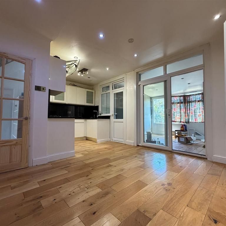 3 bedroom end of terrace house to rent - Photo 1