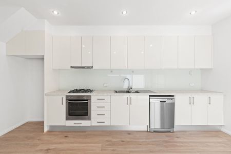 2/21 Alpine Grove, Pascoe Vale VIC 3044 - Photo 3