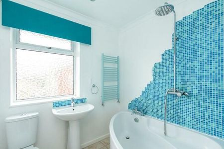 3 bedroom semi-detached house to rent - Photo 5