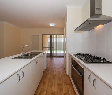 Stunning 3 Bedroom home opposite the shopping centre! - Photo 4