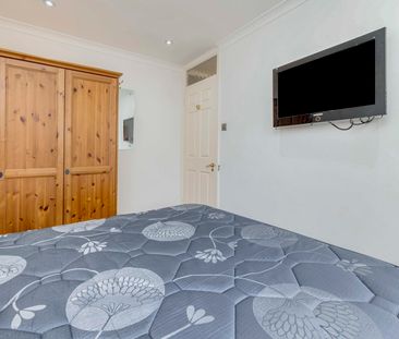 5 bedroom house to rent Hedingham Close, Horley, Surrey, RH6 - Photo 5