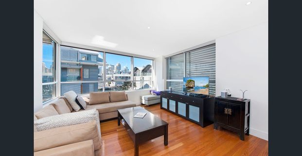 Exclusive one-bedroom residence in prestigious Darling Island - Photo 1