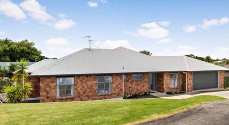 Generous 4-Bedroom Home with Separate Living, ... - Photo 4