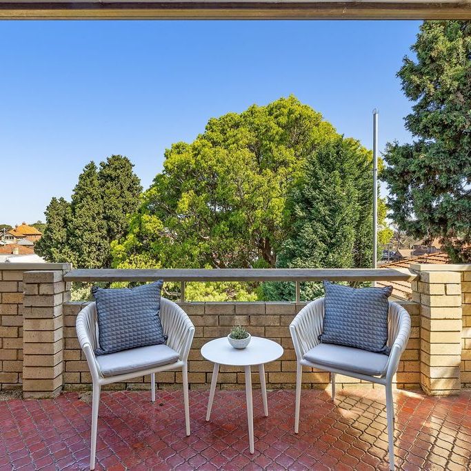 Luxuriously Designed, Executive Style, Spacious And Sun-Kissed Private Top Floor Two Bedroom Oasis, Only Moments To All Amenities, Transport And Shops - Photo 1